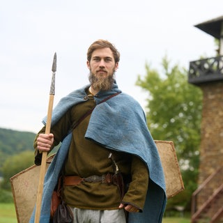 Finnian Garvey steht vor dem Limesturm Nr. 1 am Deutschen Limes-Wanderweg.