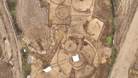 Luftbild von der Ausgrabung der eisenzeitlichen Grabhügel, die sich heute noch als Kreisgräben im Befund abzeichnen.