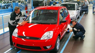 Angestellte während der abschließenden Qualitätskontrolle eines neuen Ford Fiestas im Fordwerk Köln-Niehl