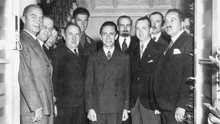Reichspropagandaminister Goebbels (Mi.) nach der Verkündung eines neuen Schriftleitergesetzes. Vorn von links: Ministerialrat Jahnke, Staatssekretär Funk, Goebbels, dahinter Ministerialrat Hanke