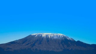 Luftaufnahme des Kilimandscharo im Schnee