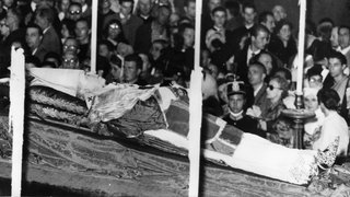 Der Körper von Papst Pius XII. während seiner Beerdigung in der Petersbasilika.