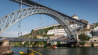 Dom-Luís-I. -Brücke, ikonisches Wahrzeichen und Flussufer der Altstadt von Porto, Portugal