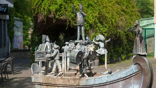Deutschland, Nordrhein-Westfalen, Köln, Altstadt-Süd, Karl-Berbuer-Platz, Narrenschiffbrunnen. 1987 von dem Bildhauer Bonifatius Stirnberg errichtet erinnert er an den Kölner Komponisten und Schlagersänger Karl Berbuer.