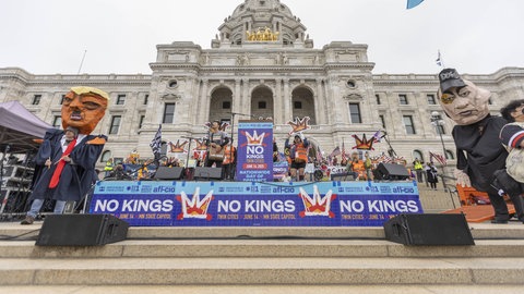 No-Kings-Proteste in den USA: Demonstrant*innen vor dem Minnesota State Capitol