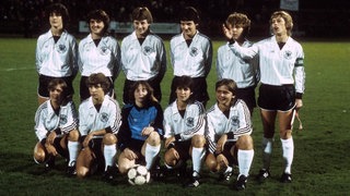 Mannschaftsbild BR Deutschland hi.v.li.: Birgit Bormann, Monika Degwitz, Brigitte Klinz, Gaby Dlugi Winterberg, Doris Kresimon, Anne Trabant Harbach; vorn: Ingrid Gebauer, Bettina Krug, Torfrau Marion Feiden, Rieke Koekkoek und Petra Landers