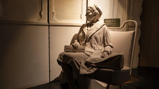 Birmingham, Alabama Das Birmingham Civil Rights Institute. Rosa Parks sitzt in einem Bus, der nur für Weiße zugänglich ist, und gibt damit den Startschuss für den Busboykott in Montgomery 1955 56.