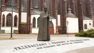 Denkmal für den polnischen Kardinal Bolesław Kominek in Wrocław, Polen.