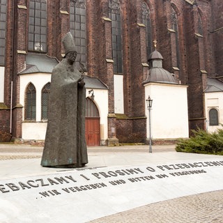 Denkmal für den polnischen Kardinal Bolesław Kominek in Wrocław, Polen.