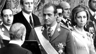 Zwei Tage nach dem Tod von General Franco leistet Juan Carlos (M) am 22. November 1975 im Ständeparlament in Madrid seinen Eid als König Juan Carlos I. von Spanien auf die Bibel und die Verfassung.