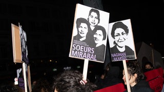25. November 2022, Marseille, Bouches-du-Rhône, Frankreich: Feministische Demonstranten halten Plakate hoch, die der ermordeten kurdischen Aktivistin Nagihan Akarsel und den feministischen Mirabal-Schwestern aus der Dominikanischen Republik während der Ku