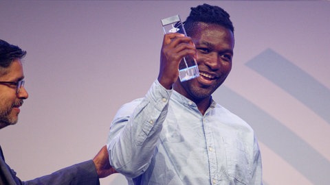 Steve Hiobi (r) und Laudator Hasnain Kazim bei der Verleihung des Grimme Online Award 2023.