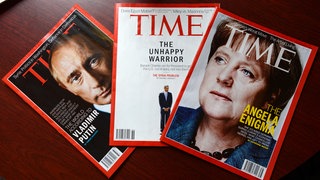 Verschiedene Ausgaben vom Time magazin vom September 2013 zeigen auf dem Cover President Barack Obama, Präsident Wladimir Putin und Bundeskanzlerin Angela Merkel, fotografiert am 15.09.2013 in London.