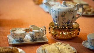 Eine Kanne mit Ostfriesentee steht auf einem Tisch. Mit einem Pro-Kopf-Verbrauch von 300 Litern pro Jahr haben die Ostfriesen den Weltrekord in Teetrinken beurkundet bekommen.