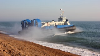 Ein Passagier-Luftkissenboot, das Passagiere von der Isle of Wight nach Southsea in Portsmouth bringt.