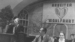 Marie Juchacz (AWO-Gründerin) am Rednerpult, Franz Neumann und Ida Wolff.