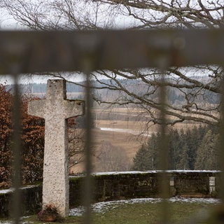 Ein Kreuz steht auf dem Friedhof der Gedenkstätte Grafeneck