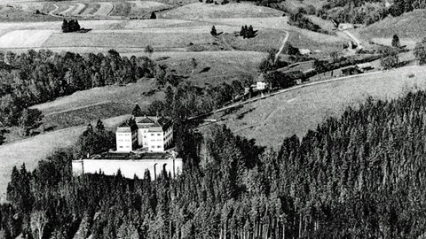 Luftbild von Schloss Grafeneck in den 1930er Jahren