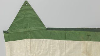 Streifen aus grünem Seidenstoff mit Knopflöchern