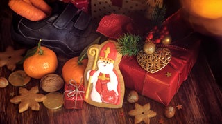 Nikolaus als Plätzchen, Nüsse, Mandarinen, Geschenkpäckchen: Weihnachten war ursprünglich kein primäres Schenkfest. Die Hauptgeschenke wurden in unseren Regionen am Nikolaustag gemacht. Nikolaus ist der klassische Schenkheilige. 