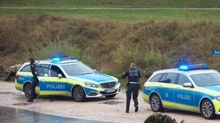 Eintreffende Polizeifahrzeuge (Streifenwagen) mit Blaulicht der Polizei des Landes Baden-Württemberg.