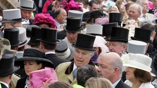 Zuschauermenge auf der Galopprennbahn York.