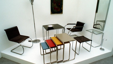 Stühle und Tische auf einem Podest