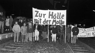 "Zur Hölle mit der Molke": Demonstranten blockieren auf dem Bahnhof in Meppen die Weiterfahrt des Zuges mit der "Strahlenmolke".