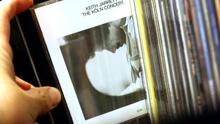 Ein Mann nimmt am 15.01.2015 in Köln (Nordrhein-Westfalen) die CD "The Köln Concert" von Keith Jarrett aus dem Regal.