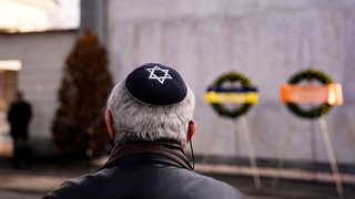 Ein jüdischer Mann nimmt am Holocaust-Gedenktag im Monumentalfriedhof an einer Zeremonie zum Gedenken an die Vernichtung des jüdischen Volkes und dessen Deportation in die Konzentrationslager der Nazis teil