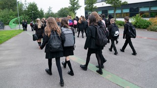 Schuluniformen haben eine lange Tradition in England. Symbolfoto.