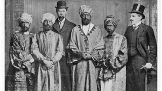 Der Dreadnought-Scherz.  Der Kaiser von Abessinien und seine Entourage bereiten sich darauf vor, die Royal Navy zu inspizieren: Virginia Stephen (Woolf) links, Horace Cole rechts