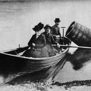 Annie Edson Taylor, die am 24. Oktober 1901 als erste Person die Niagarafälle in einem Fass hinunterfuhr, reiste zu den Horseshoe Falls. Archivfoto.