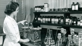 Penicillin-Herstellung in den USA: Laborantin stellt Naehrloesung fuer die Schimmelpilzkulturen her. - Foto, 1950