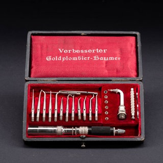 Goldplombierhammer. Datierung: um 1920. Teil der zahnmedizinischen Sammlung der Universität Tübingen.