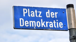 Platz der Demokratie, Straßennamenschild, auch Symbolbild, liegt in der Altstadt von Weimar, Thüringen, Kulturdenkmal