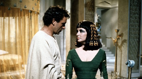 Elizabeth Taylor als Cleopatra mit Richard Burton als Marc Antonius