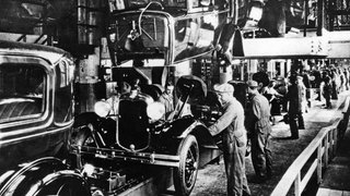 Fließbandproduktion in einem Ford-Werk in Detroit, 1930. Archivfoto.