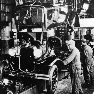 Fließbandproduktion in einem Ford-Werk in Detroit, 1930. Archivfoto.