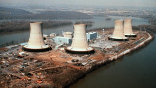 Das Kernkraftwerk Three Mile Island in der Nähe von Harrisburg, Pennsylvania, hatte eine Fehlfunktion seines Kühlsystems. Radioaktivität trat aus.