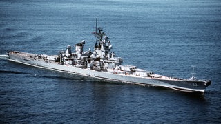 Eine Luftaufnahme von der Steuerbordseite des Schlachtschiffs USS MISSOURI (BB-63), das auf dem Weg zum Marinestützpunkt Bremerton nach der Rückkehr aus dem Persischen Golfkrieg ist.