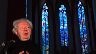 Monsignore Klaus Mayer (GER) vor den Chagallfenstern der Mainzer St. Stephanskirche
