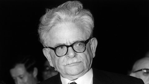 Der deutschsprachige Schriftsteller bulgarischer Herkunft, Elias Canetti, Anfang der 1980-er Jahre.