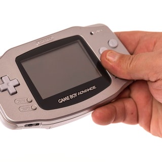 Der Game Boy von Nintendo ist eine der meistverkauften Spielkonsolen, für den hunderte von Spielen hergestellt wurden. Er wurde 1989 auf den Markt gebracht. Im Bild der Game Boy Advance von 2001.