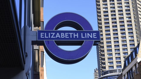 Logo für die neue Elizabeth Line, die vom Zentrum Londons zum Flughafen Heathrow und zu Städten außerhalb der Hauptstadt, Großbritannien, verkehrt.