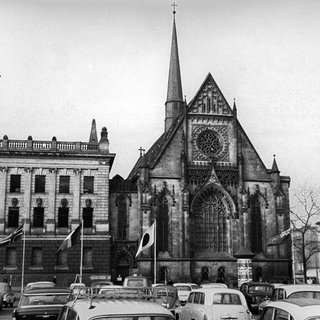 Das Archivbild vom 12.10.1967 zeigt die spätgotische Paulinerkirche, auch Universitätskirche genannt, am Leipziger Augustusplatz. Die mehr als 700 Jahre alte Kirche war 1968 gesprengt worden, weil sie nicht in das von der SED geplante Stadtbild passte.