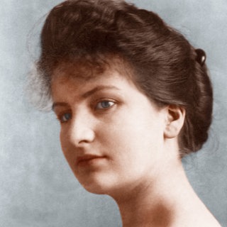 Alma Mahler-Werfel  Foto um 1902 Mahler-Werfel, Alma, geb. Schindler, 1902 verehel. (Gustav) Mahler, 1915 verehel. (Walter) Gropius, 1929 verehel. (Franz) Werfel; Wien 31.8.1879 - New York 11.12.1964.