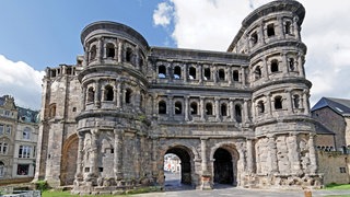 Stadt Trier – Porta Nigra. Die Porta Nigra ( lateinisch für Schwarzes Tor ). Archivfoto.
