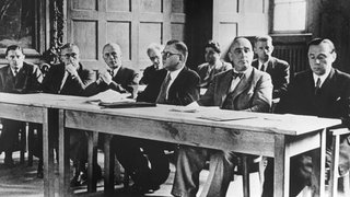 Die Mitglieder des Kabinetts von Ministerpräsident Peter Altmeier im Sommer 1947 bei einer Sitzung im Rathaussaal von Koblenz.