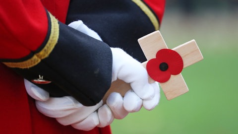 Hand mit Kreuz